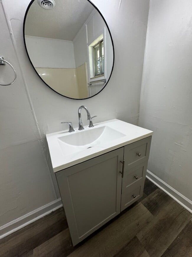 Building Photo - *FREE 1ST MONTHS RENT IF LEASE SIGNED IN FEBRUARY!!* 1 Bed 1 Bath Apartment with Water and Trash ...