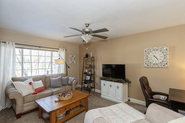 Living room on top floor with a view - 212 Grandview Ct