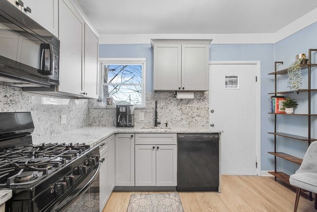 Building Photo - Fully Furnished 2 Bedroom Townhome in Central Lawrenceville