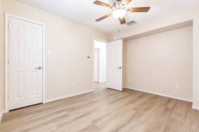 Building Photo - 10311 Whisper Bluff Dr