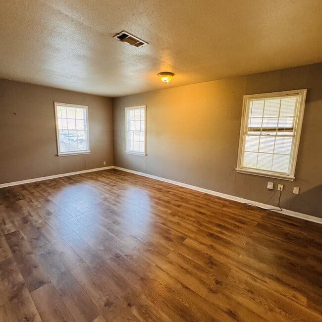 Building Photo - 2 Bedroom | 1 Bathroom Single Family Home located in the North end of Beaumont, TX is waiting for...