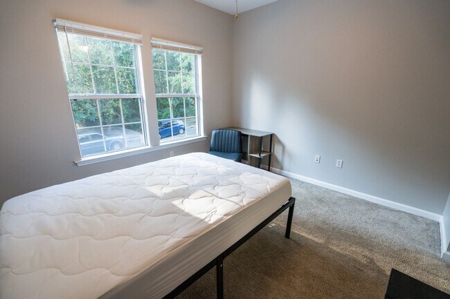 Building Photo - Beautiful 3 Bedroom 2 1/2 Bath Condo