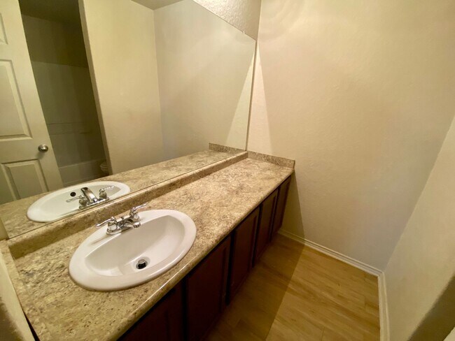 Building Photo - It's a Beauty ~ Great Location ~ 3/2.5 ~ M...