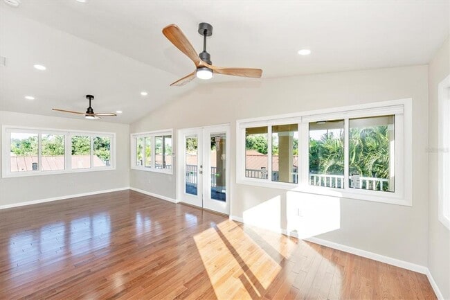 Building Photo - 907 Riviera St