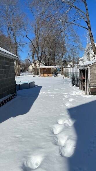 Building Photo - 164 Pleasant St