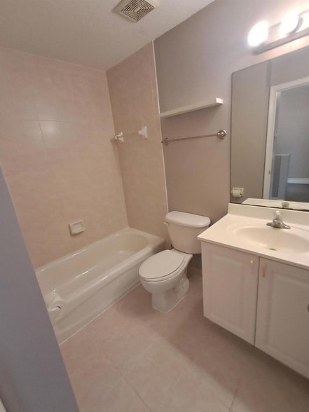 Building Photo - 2702 Lakeview Dr W