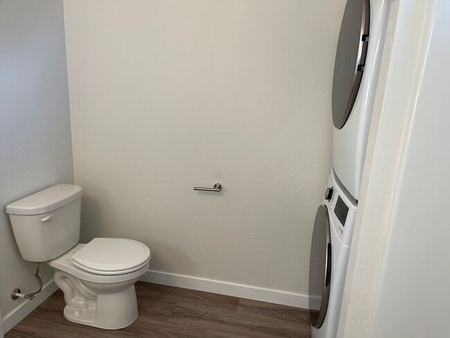 Building Photo - End Townhouse Unit in South Medford/Phoenix Area