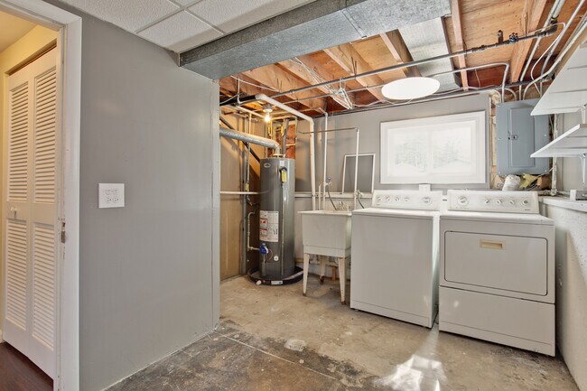 Building Photo - 648 N Greenview Ave