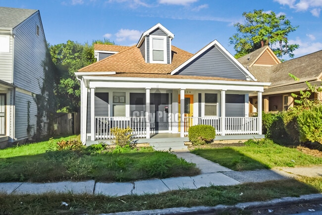 Building Photo - 2224 N Kenwood Ave