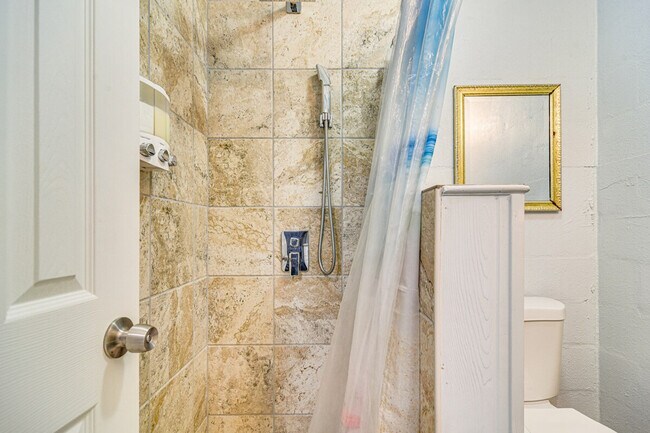 Building Photo - 1409 Maple St