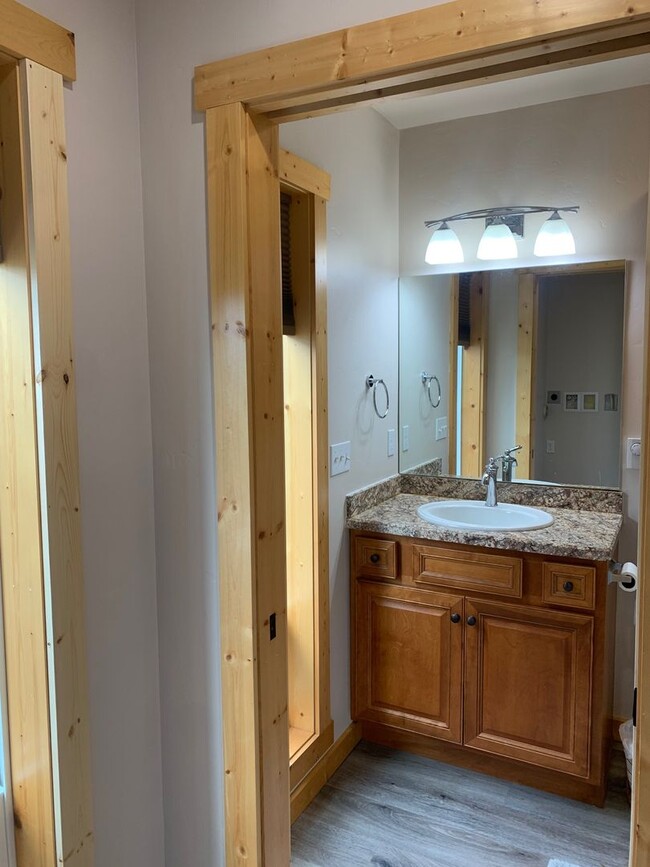 Building Photo - 702