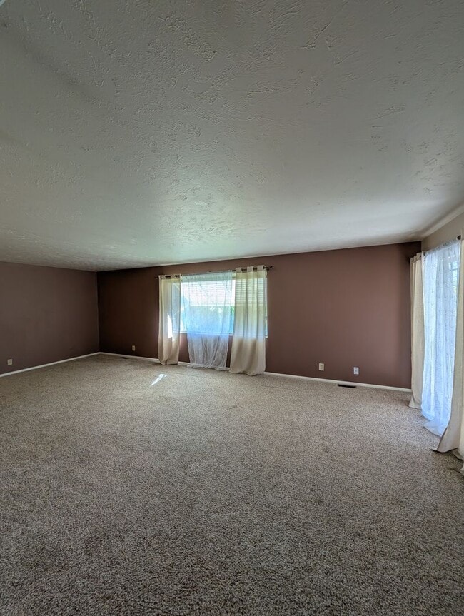 Building Photo - 675 University Dr