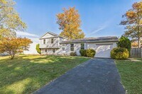 Building Photo - Bright and spacious 4Bd/2.5Bth haven located in a peaceful cul-de-sac!