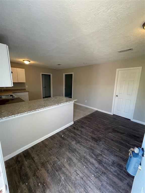 Building Photo - 5006 Ridgeway Dr