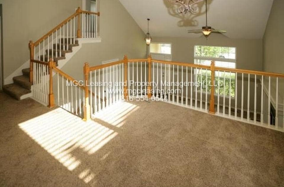 Building Photo - 152 NE Hidden Meadow Ln