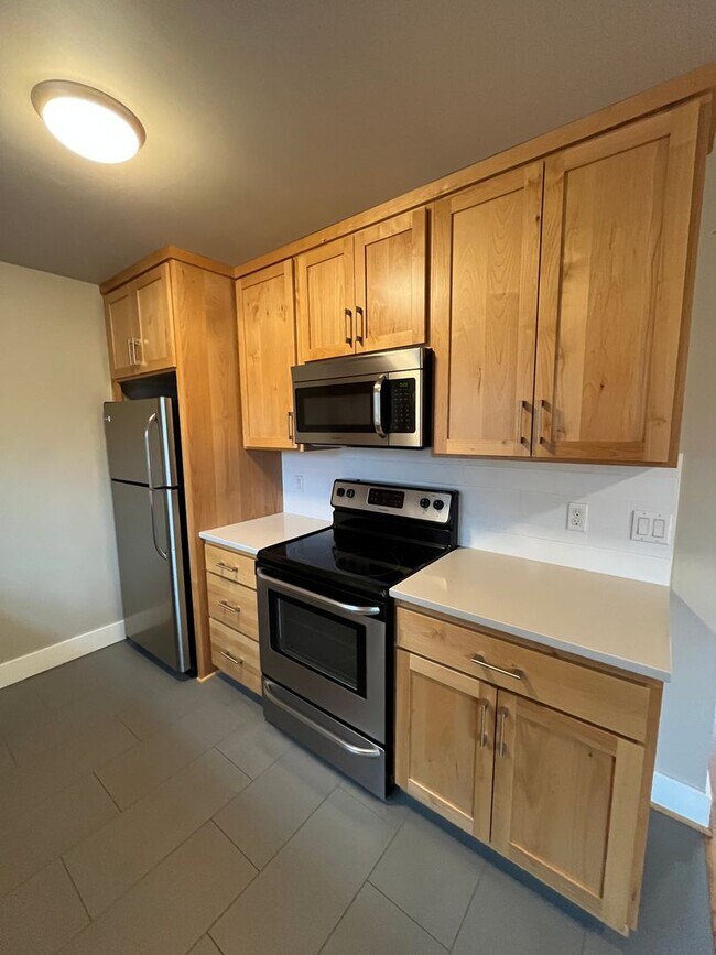 Building Photo - Large / Modern 1 Bedroom w/ Private Baseme...