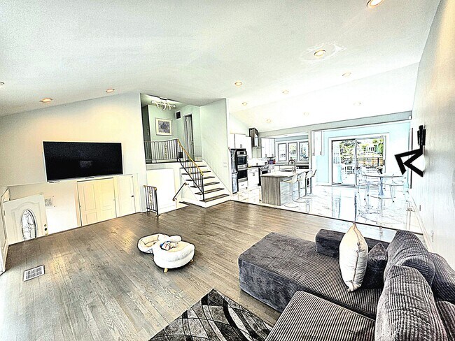 Building Photo - 640 Derby Ave