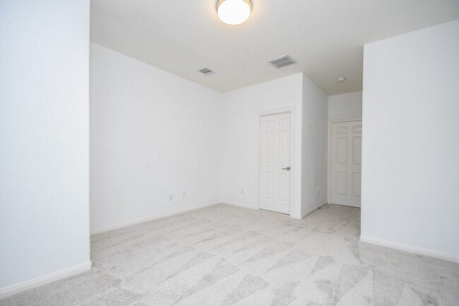 Building Photo - 2826 Tudor Manor