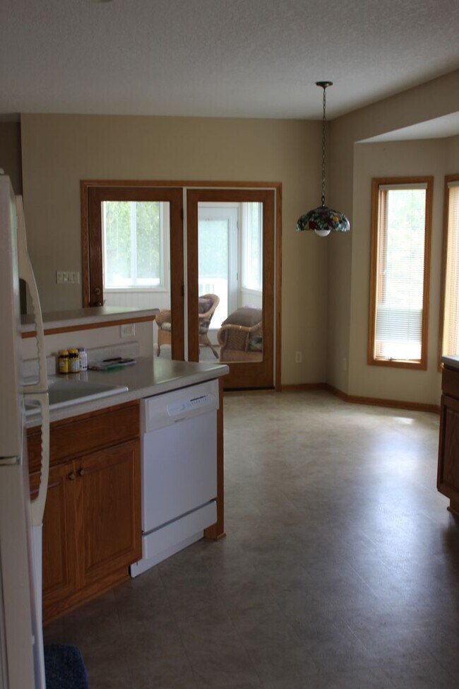 Building Photo - AVAILABLE JULY 2026!!! Incredible 3 bedroom, 2-1/2 bath duplex style condominium on Iowa City Eas...