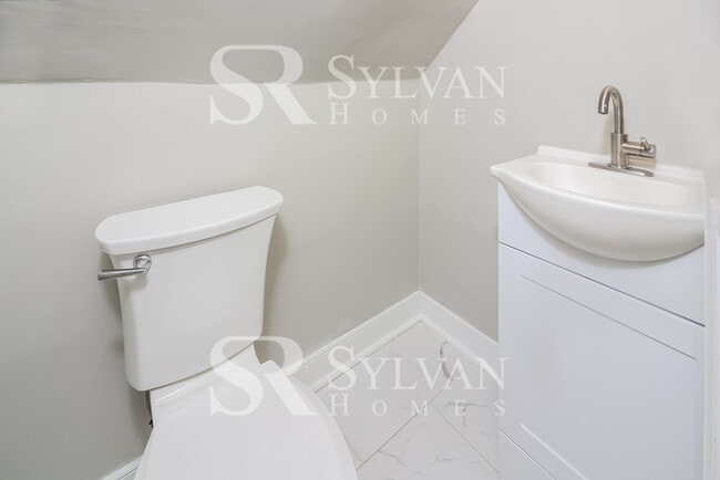 Building Photo - Classic amenities with modern convenience