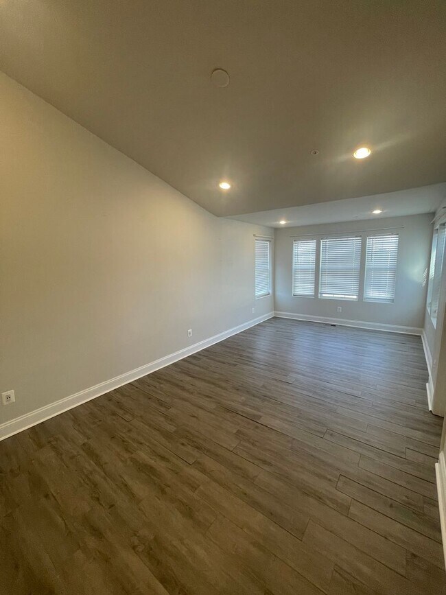 Building Photo - End of unit townhome in Trails at Beech Cr...