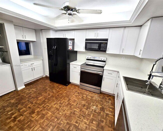 Building Photo - 3107 N Palm Aire Dr