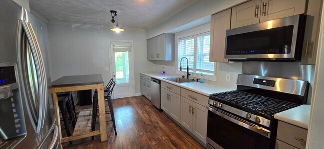 Building Photo - Newly Remodeled House for Rent in Shrewsbury!