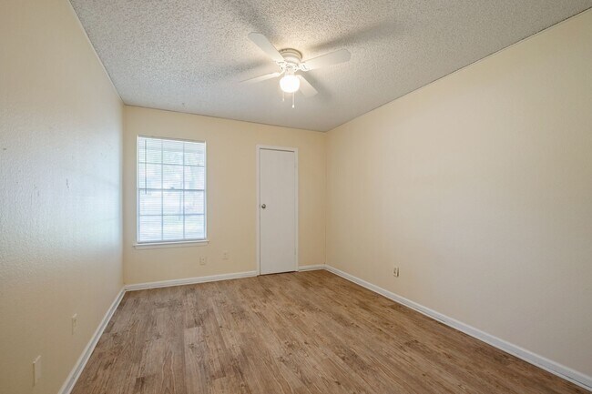 Building Photo - Updated 2 Bedroom, 1 Bath Duplex in a Grea...