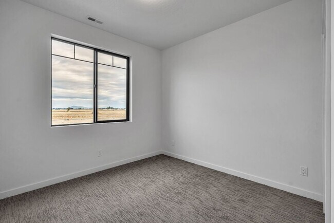 Building Photo - Spacious Two-Story Single-Family Home