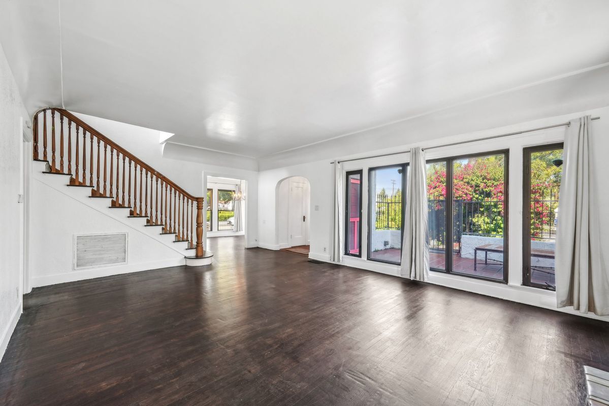 Building Photo - 3098 N Arrowhead Ave