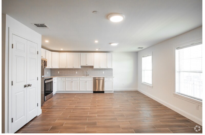 Building Photo - 1163 Montauk Hwy