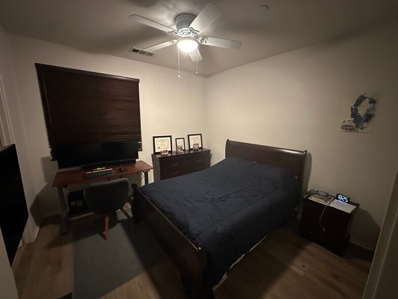 Building Photo - 315 Royal Gln