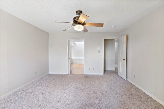 Building Photo - 3122 Camelot Dr