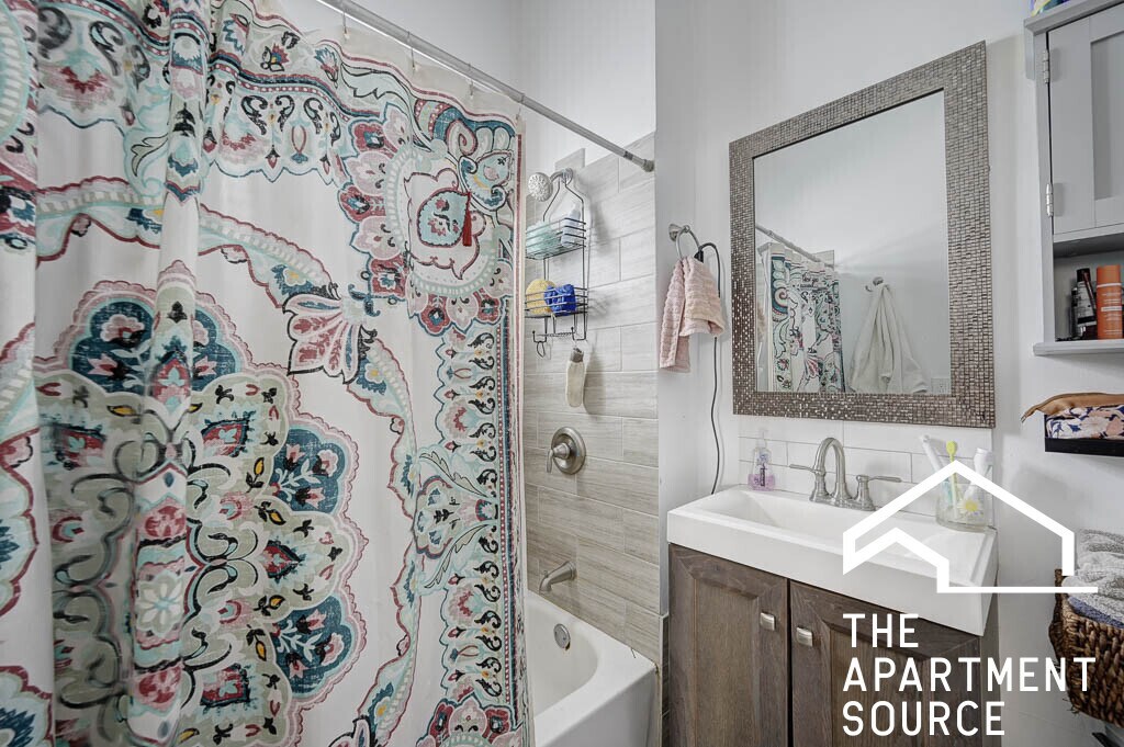 Building Photo - 2732 W Chicago Ave