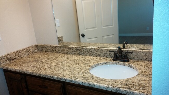 Building Photo - COMPLETELY UPDATED HOME MOVE IN READY