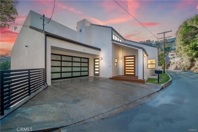 Building Photo - 8566 Hollywood Blvd