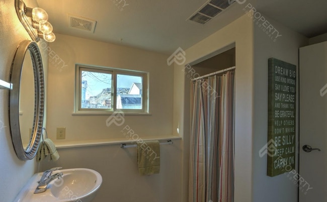 Building Photo - Single Family Home in Rifle for Rent