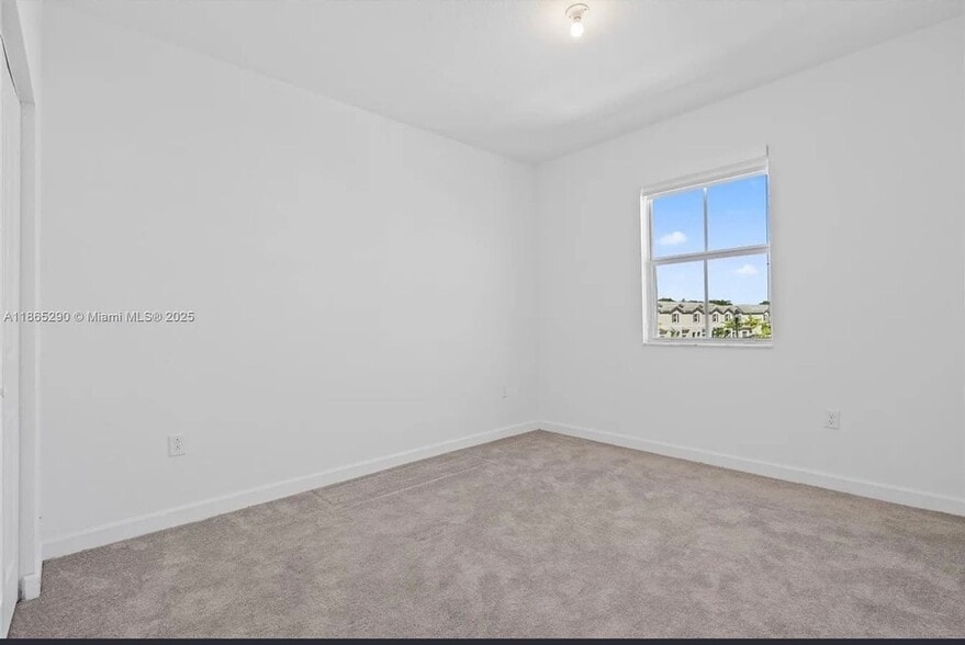 Building Photo - 2605 SE 11th Ct