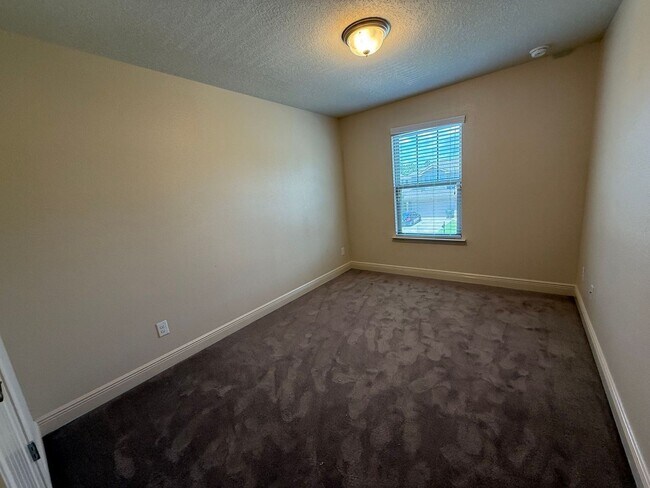 Building Photo - Pensacola - Weatherstone - 4 bedroom, 2.5 ...