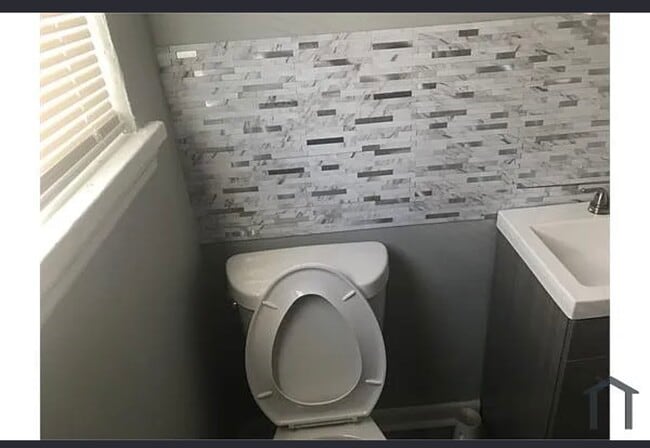 Building Photo - 633 42nd St