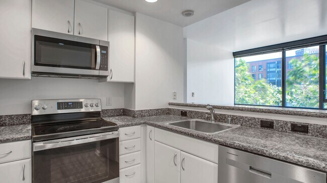 Building Photo - 250 King St