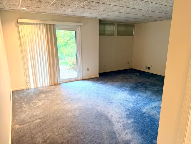 Building Photo - 40 Crossroads Ln