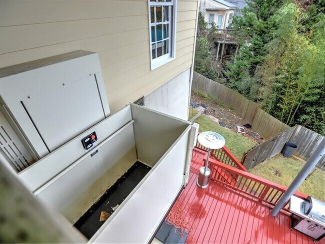 Building Photo - 817 Pinnacle Pl NE