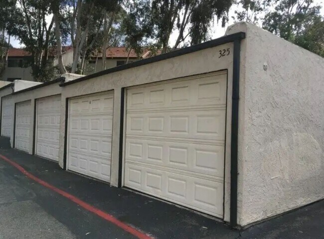 Building Photo - 325 N Melrose Dr
