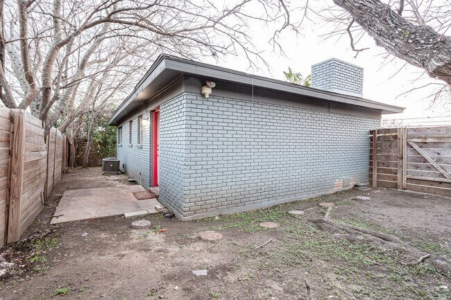 Building Photo - 1602 Parker Ln