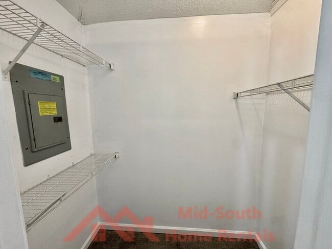 Building Photo - 6416 Valley Oak Dr