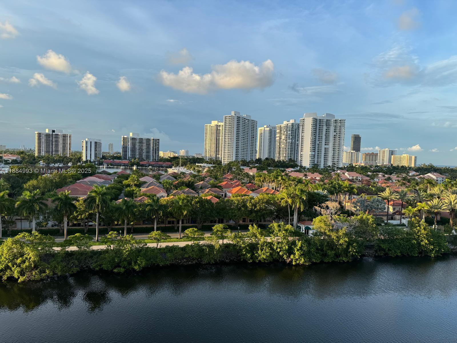 Building Photo - 3701 N Country Club Dr