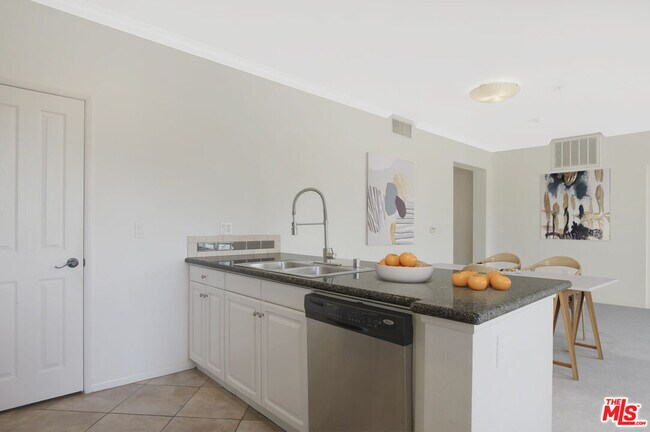 Building Photo - 6020 S Seabluff Dr