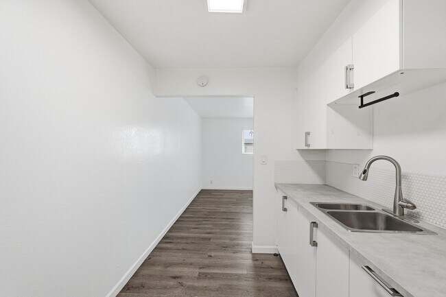 Building Photo - 1320 N 48th Pl
