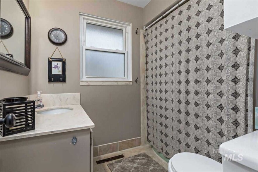Upstairs Bathroom - 320 Mark St